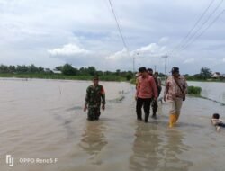 Koramil 0815/03 Sooko Bareng Forkopimcam Pantau Luapan Sungai Avur Watudakon