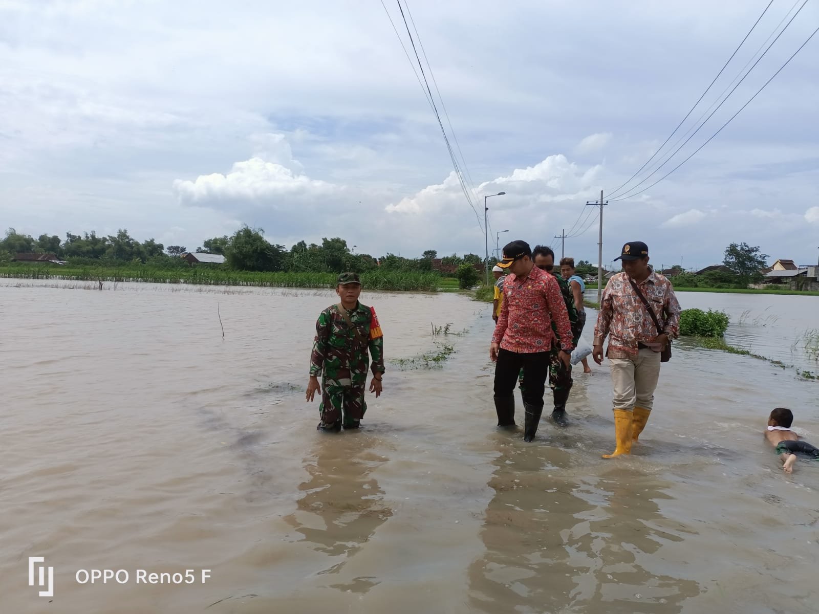 Koramil 0815/03 Sooko Bareng Forkopimcam Pantau Luapan Sungai Avur Watudakon