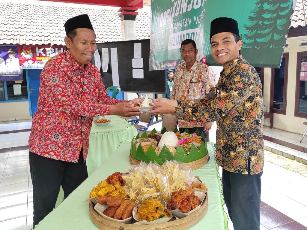 Pembukaan KKN Kelompok 9 IKHAC Disambut Hangat Pemerintah Desa Kunjorowesi