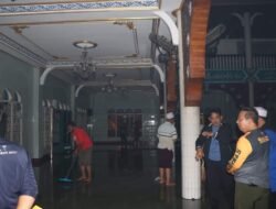 Bupati Anwar Sadat Tinjau Langsung Kondisi Masjid Agung Al-Istiqomah yang Terdampak Banjir Rob