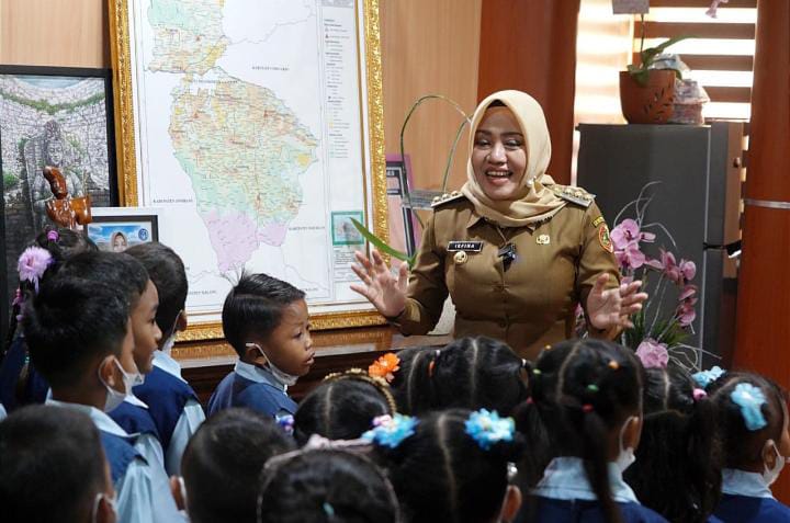 Bupati Ikfina Kenalkan Prosesi Kepala Daerah Pada Siswa TK Kapimoro Dawarblandong