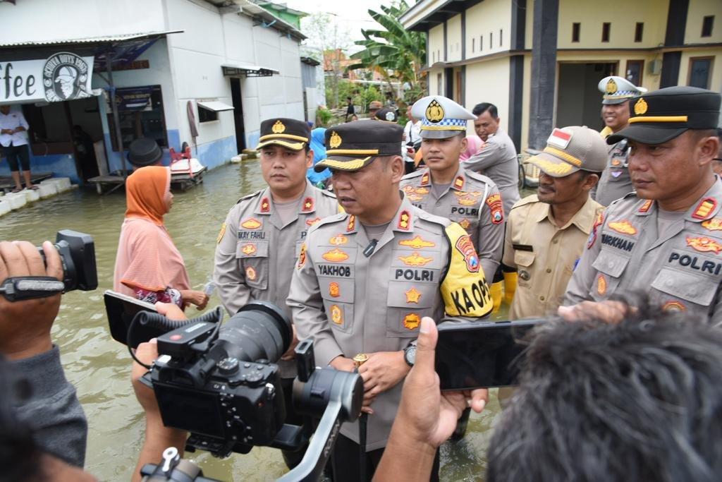 Polisi Gelar Pengobatan dan Bengkel Gratis Hingga Berbagi Sembako Bagi Warga Terdampak Banjir di Lamongan
