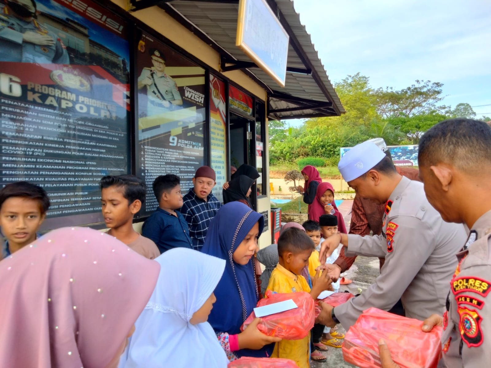 Menjabat Kapolsek Ranto Peureulak IPDA Andi Ananta Santuni Puluhan Anak Yatim dan Silaturahmi Dengan Para Tokoh