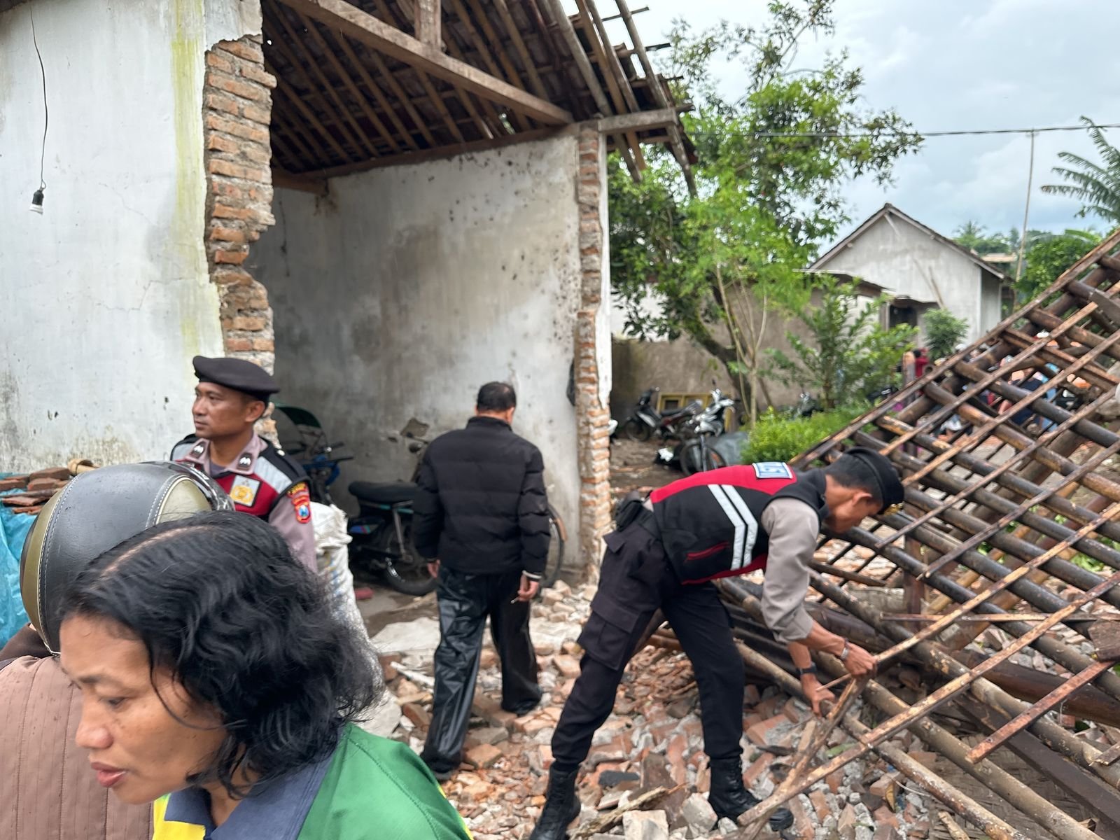 Gercep Polres Jember Bantu Penanganan Akibat Angin Puting Beliung