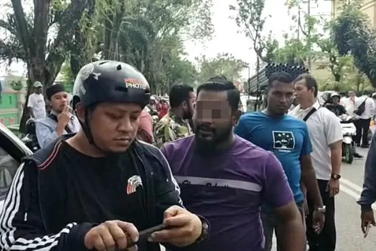 Preman Halangi - Tendang Wartawan Saat Rekonstruksi Kasus DPRD Medan