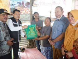 Wabup Sidoarjo H. Subandi Sidak Rumah Tidak layak Huni dan Berikan Bantuan Bedah Rumah