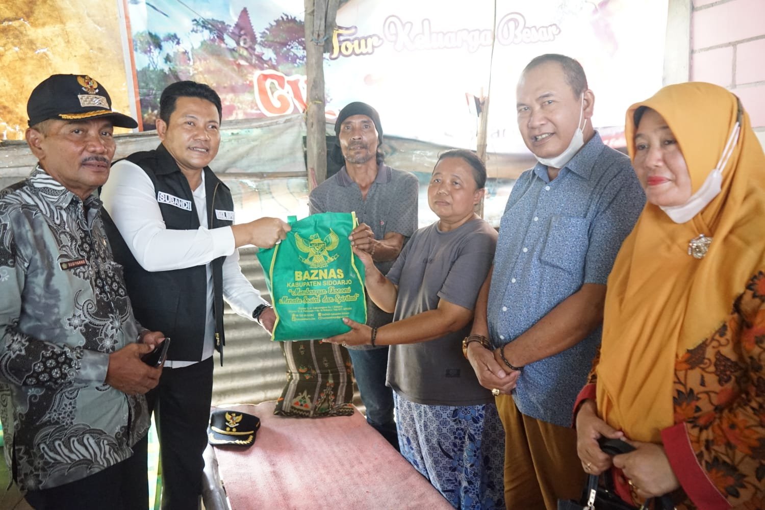Wabup Sidoarjo H.Subandi Sidak Rumah Tidak Layak Huni Dan Berikan Bantuan Bedah Rumah