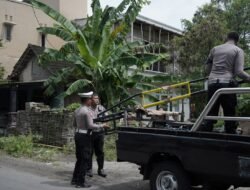 Polres Kediri Kota Pasang Palang Pintu Perlintasan Kereta untuk Cegah Kecelakaan