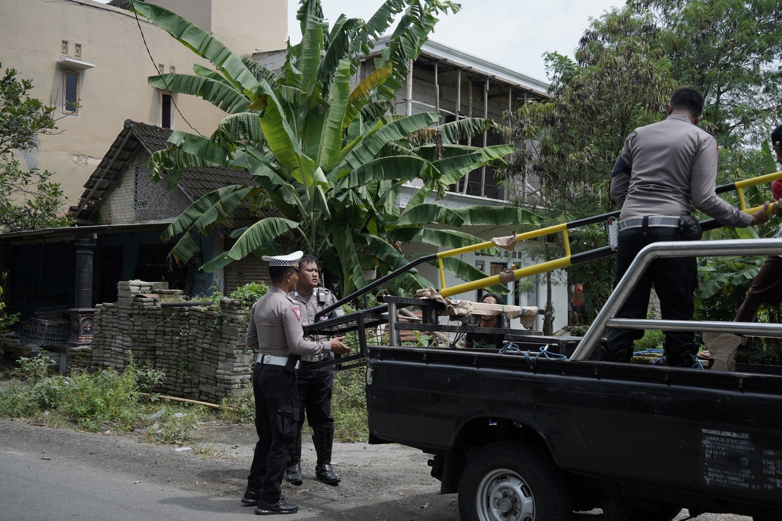 Polres Kediri Kota Pasang Palang Pintu Perlintasan Kereta untuk Cegah Kecelakaan