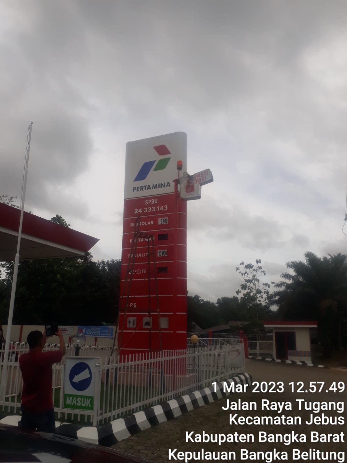 SPBU 24333143 Dusun Kedondong Desa Tumbak Petar Kecamatan Jebus Membiarkan Para Pengeret Minyak BBM Subsidi