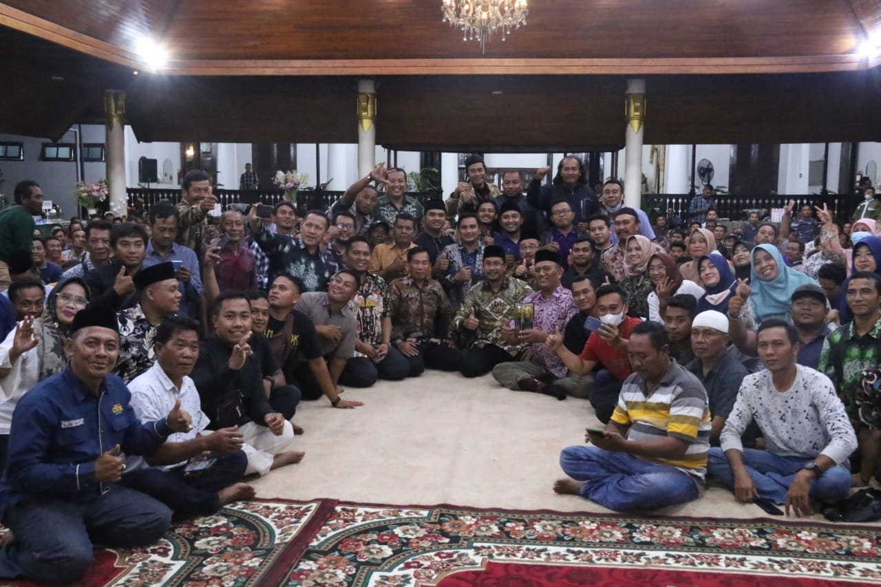 Bupati Gus Muhdlor Makan Bareng "Satrio Resik" Pahlawan Adipura 2023