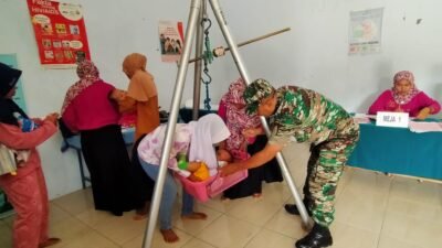 Dukung Penanganan Stunting Babinsa Segunung Dampingi Layanan Posyandu