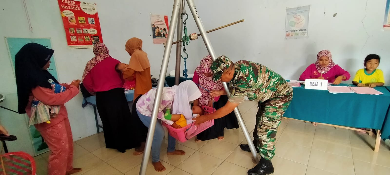 Dukung Penanganan Stunting Babinsa Segunung Dampingi Layanan Posyandu