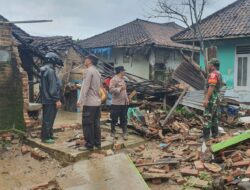 Gotong Royong, Polisi Bersama TNI dan Warga Bersihkan Lumpur Pasca Longsor di Bawean