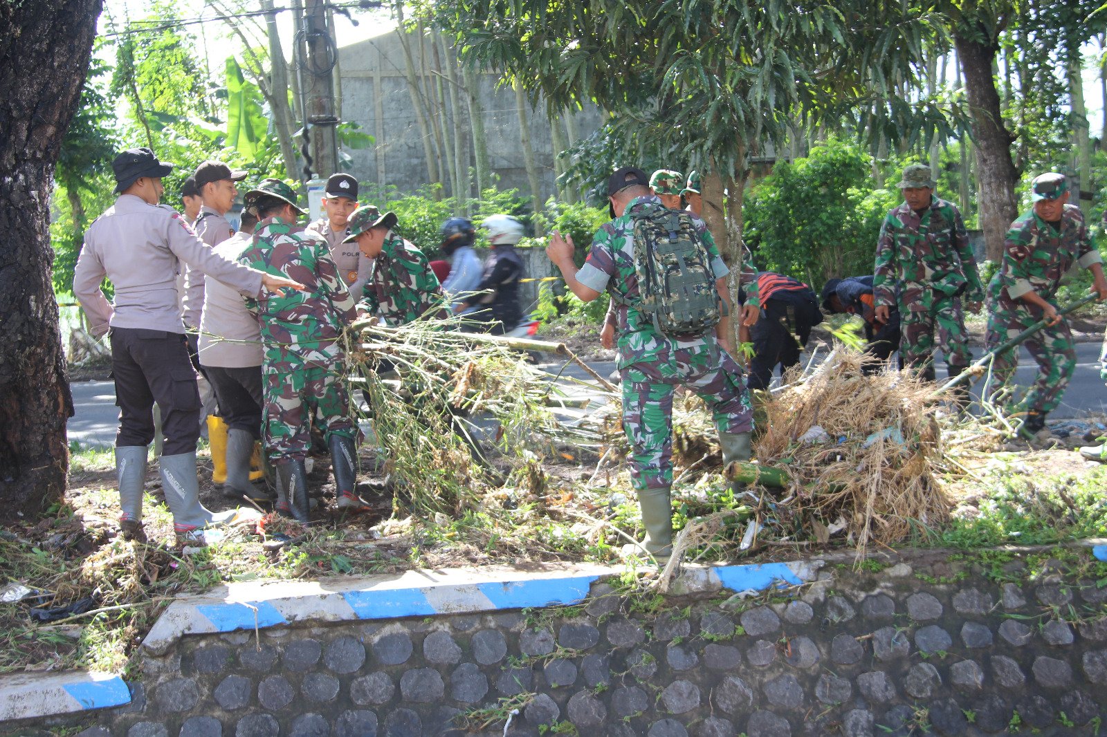 Sinergitas, Polres Bondowoso Bersama TNI dan Warga Kerja Bakti Pasca Banjir Bandang Pancoran
