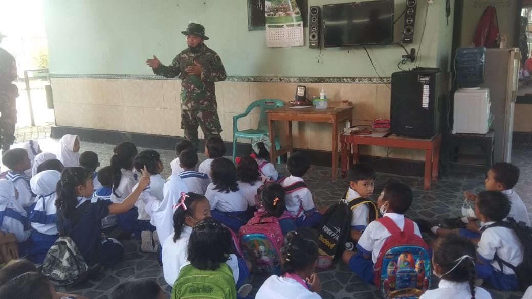 Terima Kunjungan Anak TK Negeri Pembina II, Batu Komsos Koramil Jatirejo Kenalkan Profesi TNI