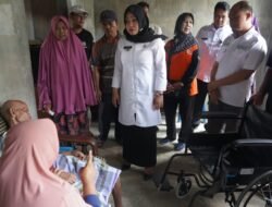 Bersama ISM, Bupati Ikfina Serahkan Kursi Roda untuk Warga