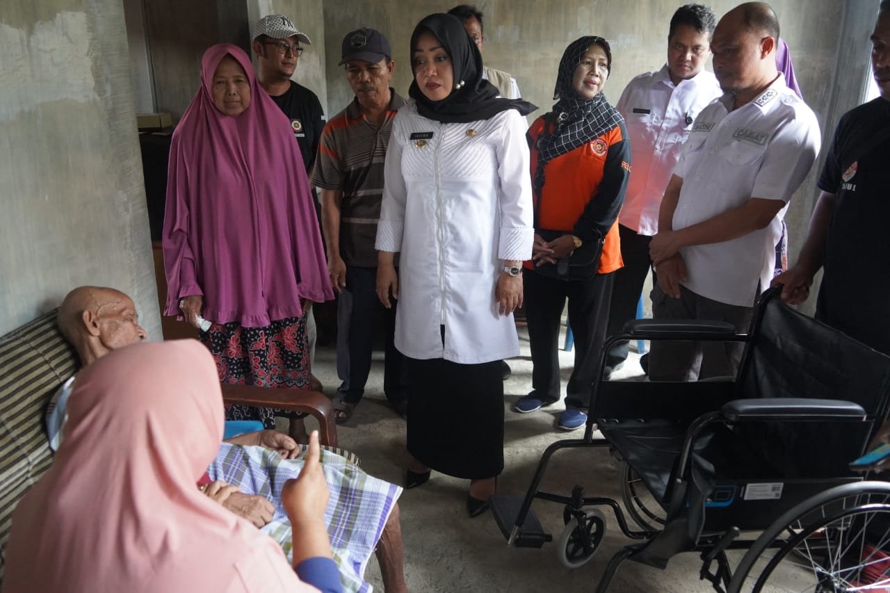 Bersama ISM, Bupati Ikfina Serahkan Kursi Roda untuk Warga