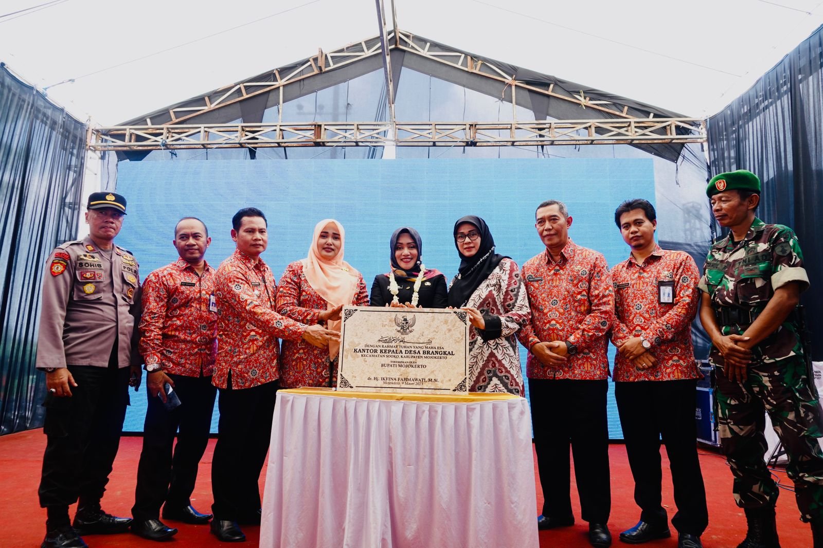 Resmikan Kantor Desa Brangkal, Bupati Ikfina Harap Dapat Tingkatkan Pelayanan dan Ekonomi Masyarakat