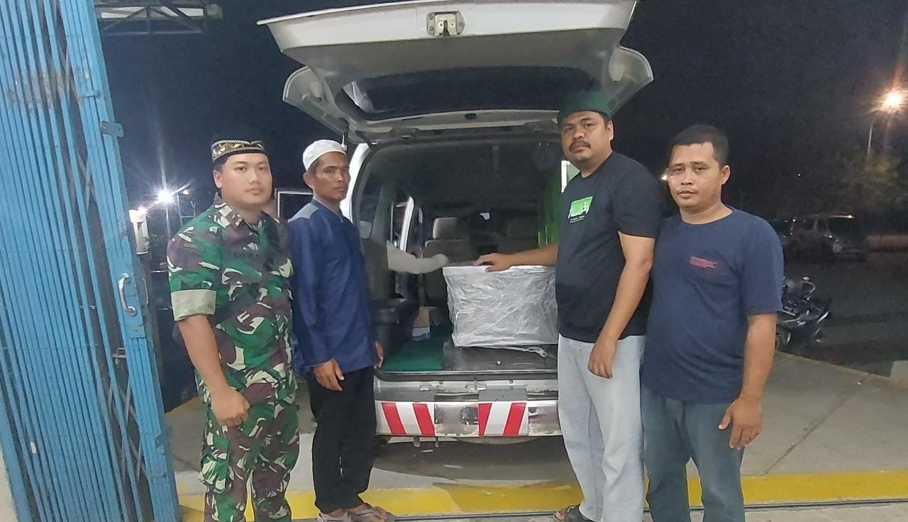 Kades Perlang Bersama Babinsanya Jemput Langsung Jenazah Warga di Bandara Depati Amir