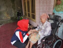 Bupati Ikfina Serahkan Bantuan Kursi Roda untuk Lansia