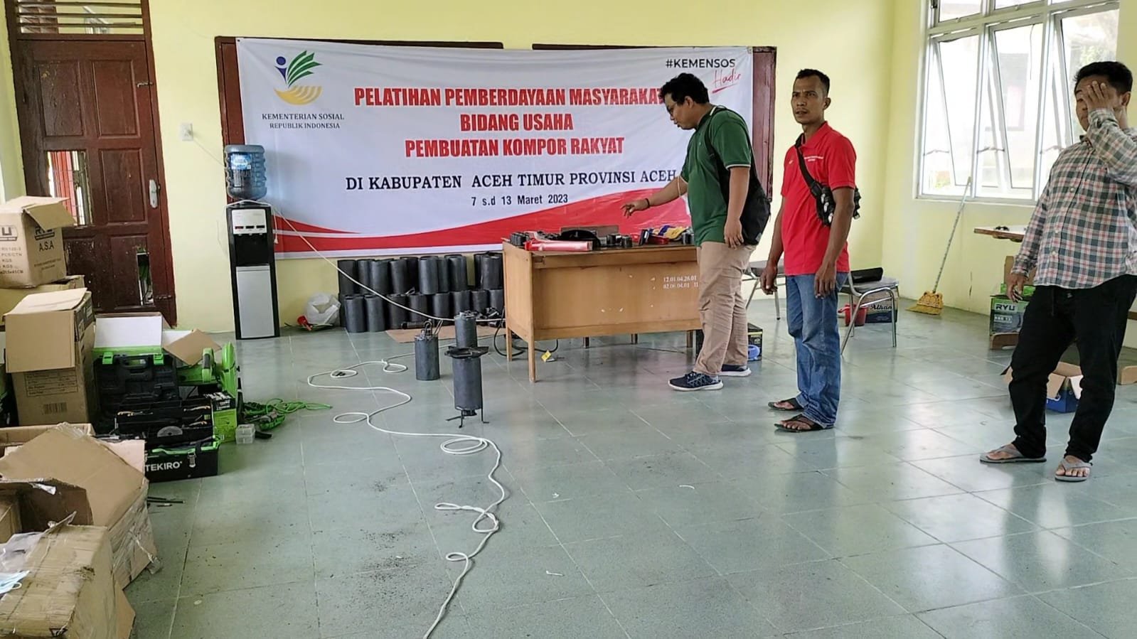 Enam Peserta Pelatihan Pembuatan Kompor Efek Dampak positif Cahaya Las Listrik.