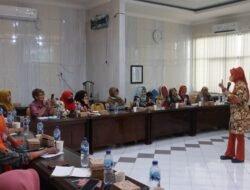 Kepala Dinas Kesehatan Kab. Sidoarjo Dr. Fenny Apridawati, S.KM., M.Kes., memberikan pengarahan kepada Kader RCCE