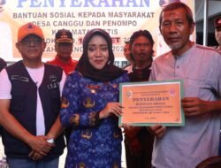 Bupati Mojokerto Serahkan Bansos untuk 14 Warga Jetis yang Terdampak Angin Kencang