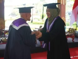 Tingkatkan Pengetahuan dan Keterampilan Lansia, Bupati Mojokerto Mewisuda 133 Lulusan Selantang