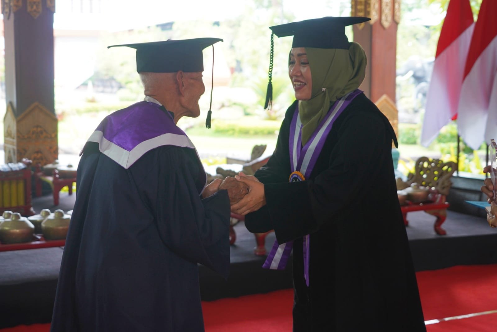Tingkatkan Pengetahuan dan Keterampilan Lansia, Bupati Mojokerto Mewisuda 133 Lulusan Selantang