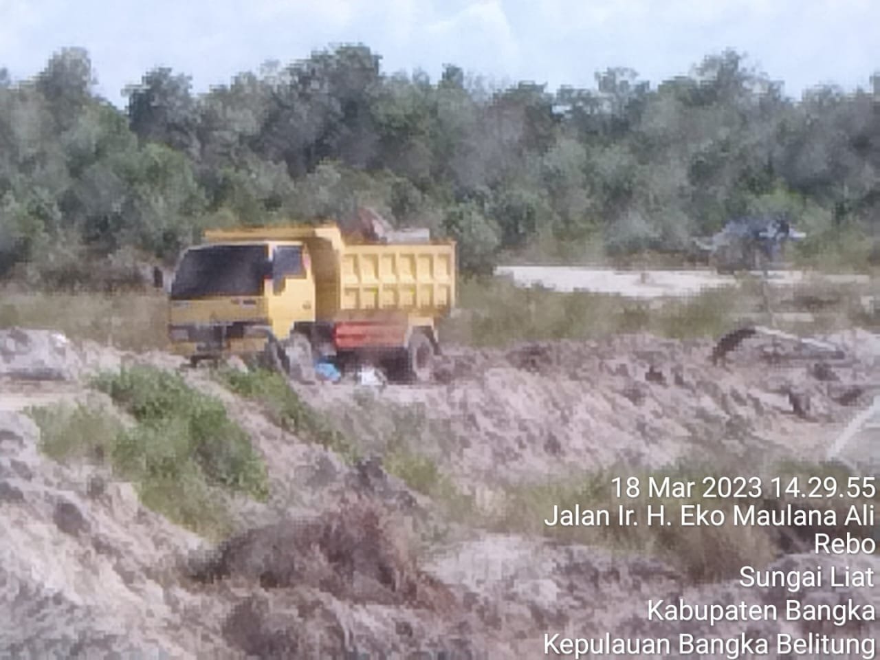 Diduga Melawan Hukum, Tambang Pasir Milik A John dan Aping di Desa Rebo Terus Beroperasi