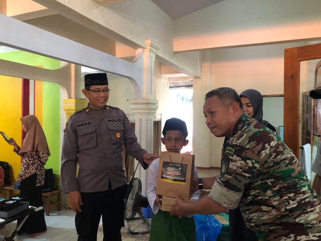 Polres Bondowoso Layani Khitan Masal Gratis di Jumat Curhat