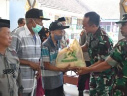 Jelang HUT Ke-77, Persit Kodim 0815/Mojokerto Kunjungi Wilayah Dlanggu Salurkan Bansos