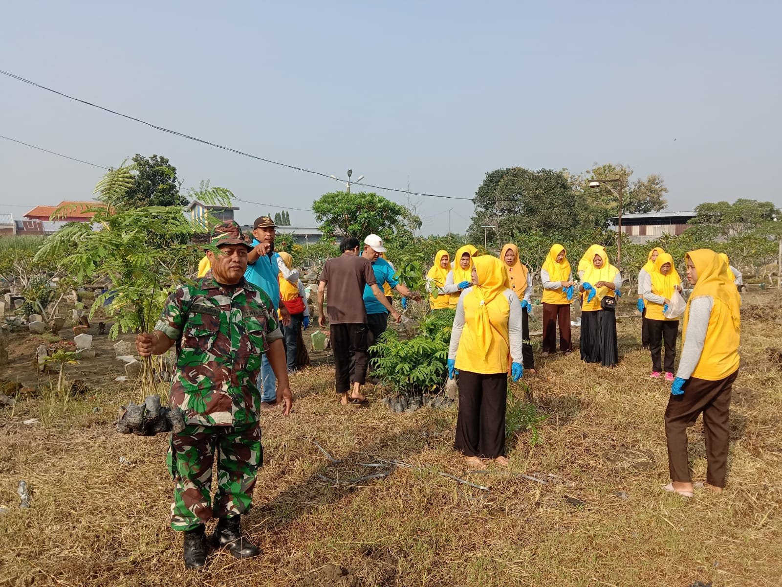 Lestarikan Alam, Babinsa Koramil Kemlagi Bareng Kades & PKK Tanam Pohon