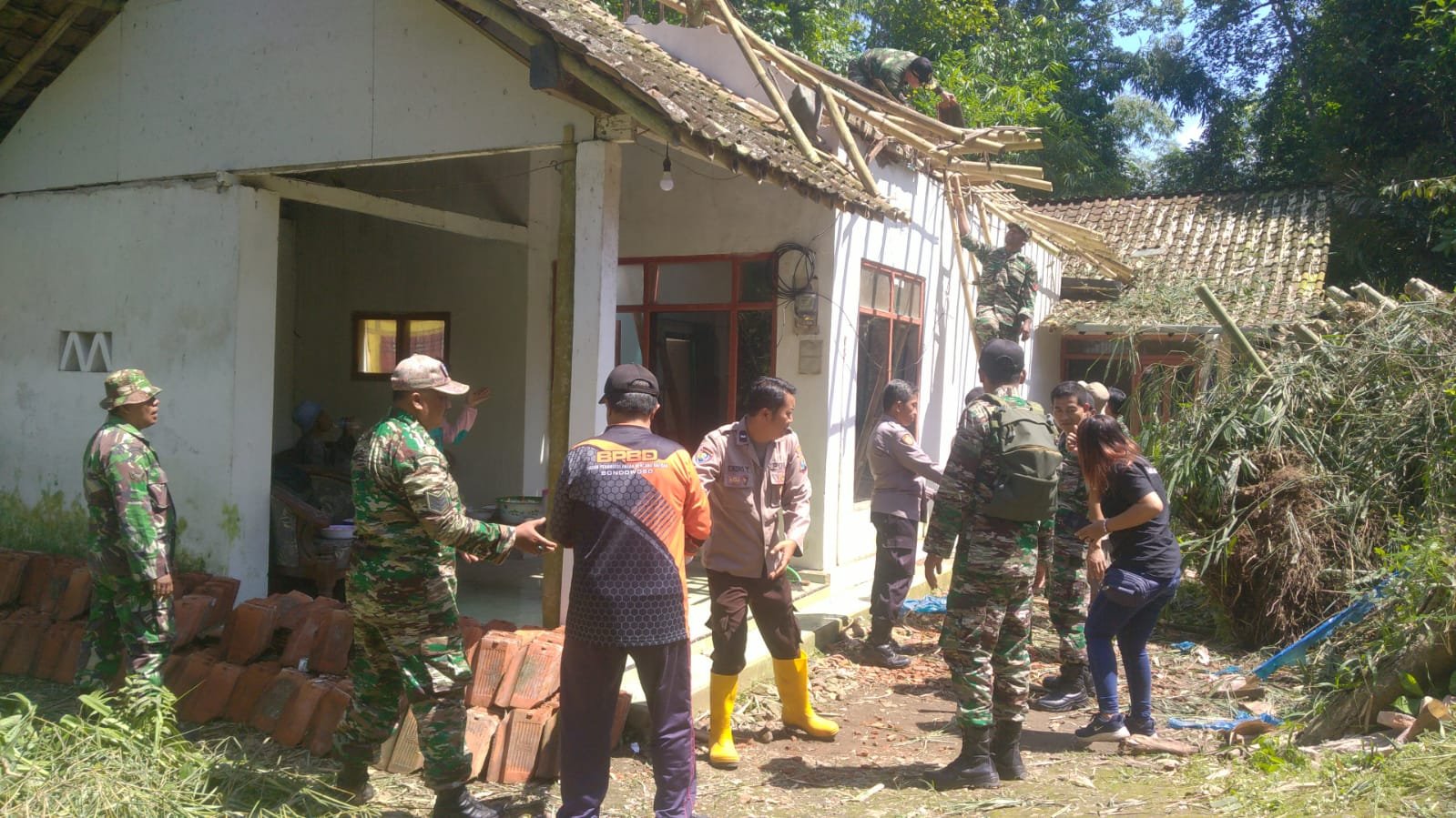 Kompak, Polisi Bersama TNI dan Warga Perbaiki Rumah Pasca Angin Puting Beliung di Bondowoso