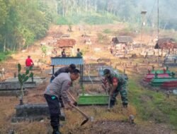 Sinergitas Tiga Pilar, Polres Tulungagung Bersihkan Makam Umum Jelang Ramadhan