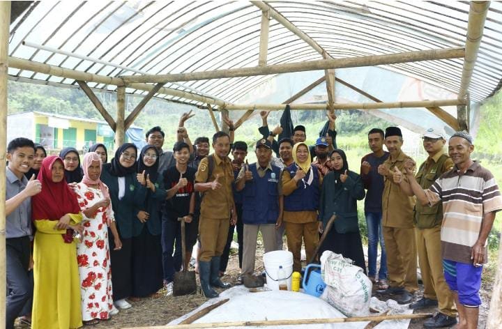 Dinas Pertanian Bersama Mahasiswa KKN IKHAC Mojokerto Edukasi Petani Prodak Kompos Organik