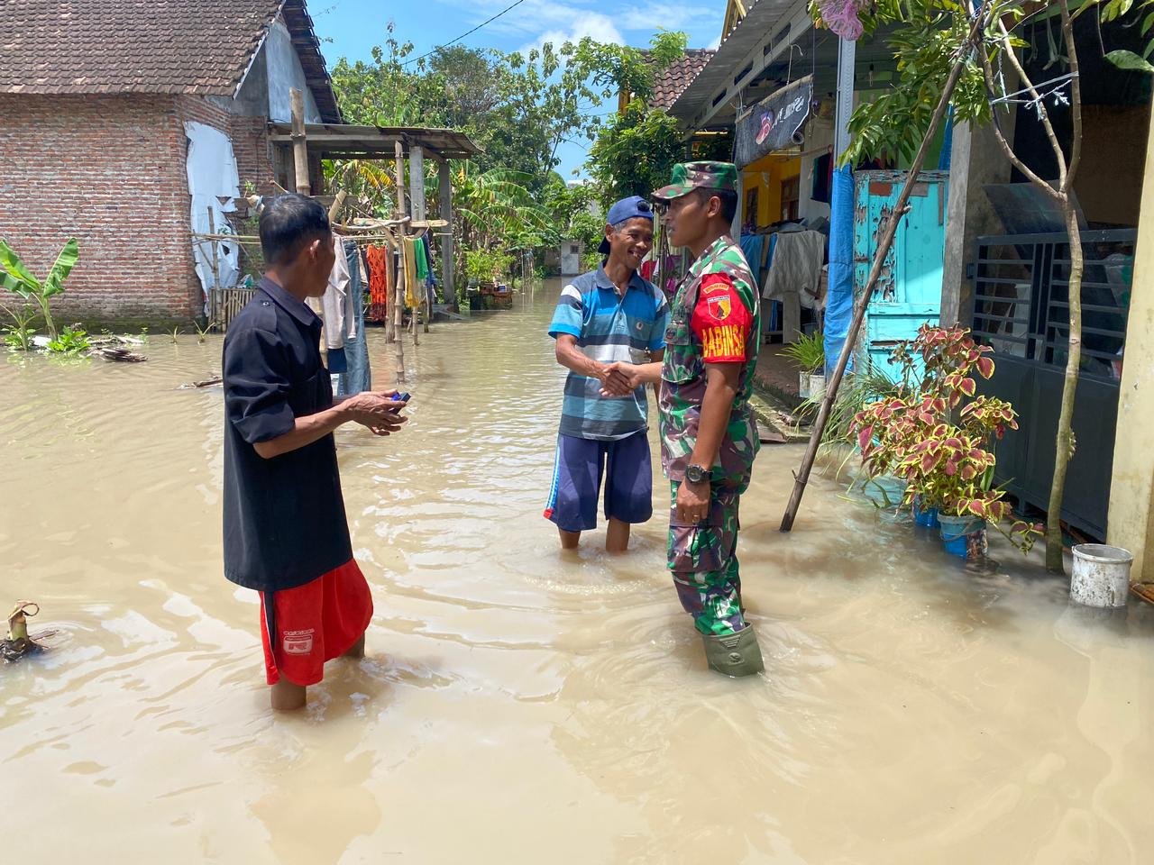 Diguyur Hujan Semalam, Koramil Sooko - Pos Mojoanyar Siagakan Babinsa Pantau Banjir