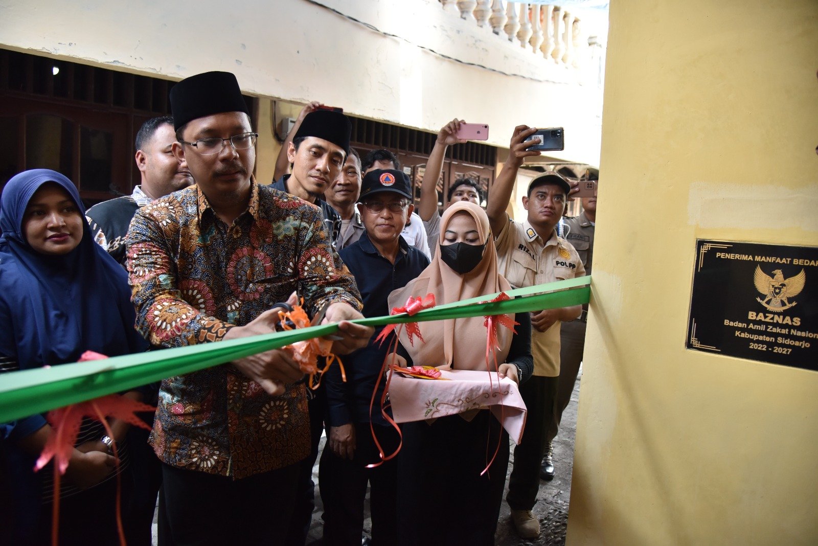 Gus Muhdlor Serahkan Kunci ke Tohari Warga Kedungrejo Waru Penerima Program Bedah Rumah