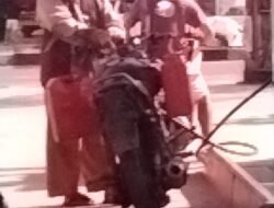 Terlihat Jelas SPBU 2433172 desa Berok Kecamatan Koba Membiarkan Pengerit Minyak Menggunakan Jerigen.