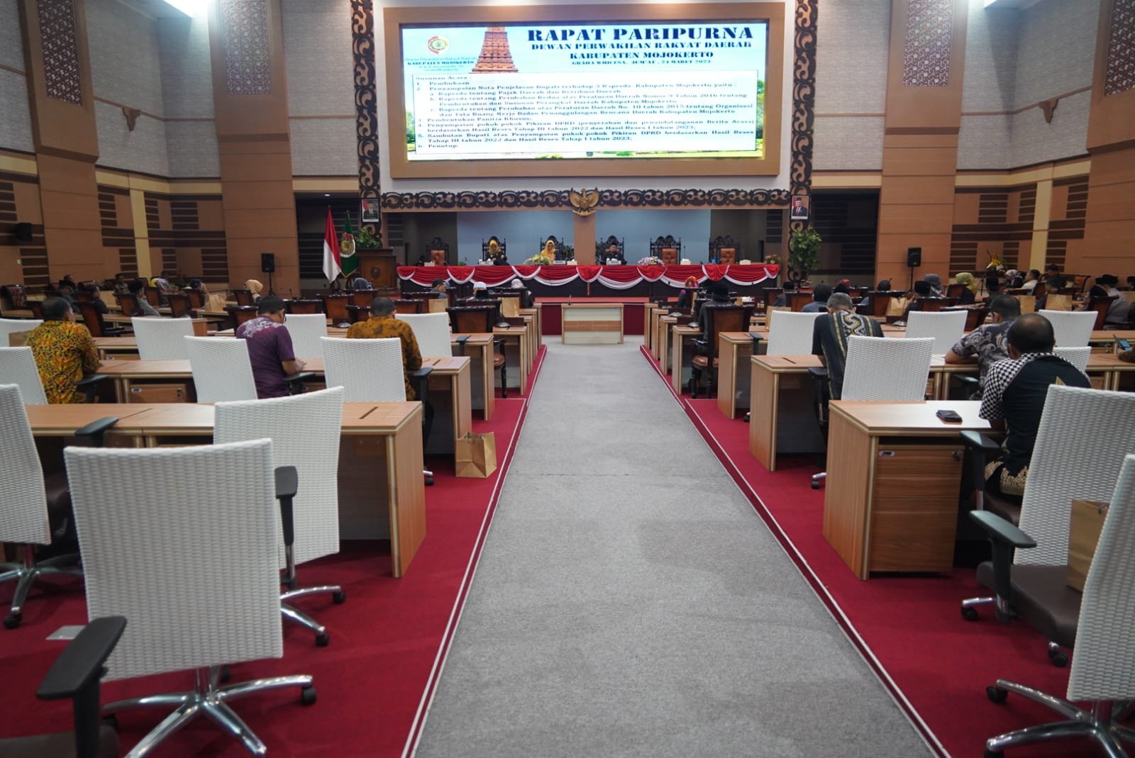 Bupati Mojokerto Sampaikan Nota Penjelasan Tiga Raperda Kabupaten Mojokerto