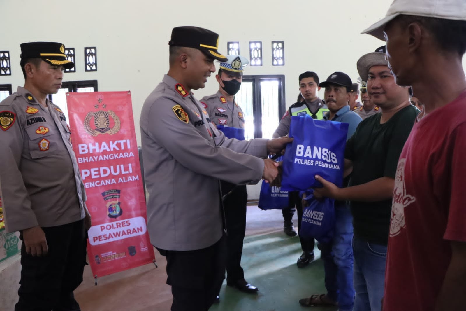 Polres Pesawaran Berikan Bantuan Sembako untuk Warga Pesawaran Yang Terdampak Banjir