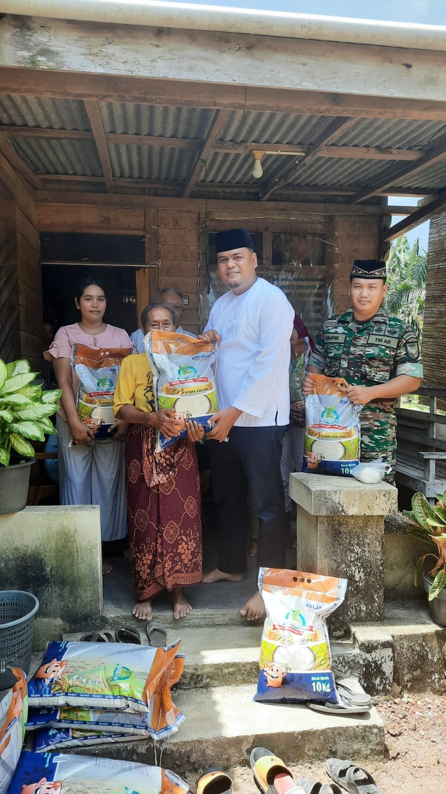 Serka Taufik Bantu Penyaluran Beras di Desa Perlang