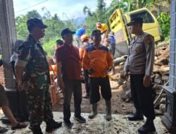 Tanah Longsor, Koramil Trawas Bareng Forkopimcam-BPBD & Relawan Bergerak Cepat