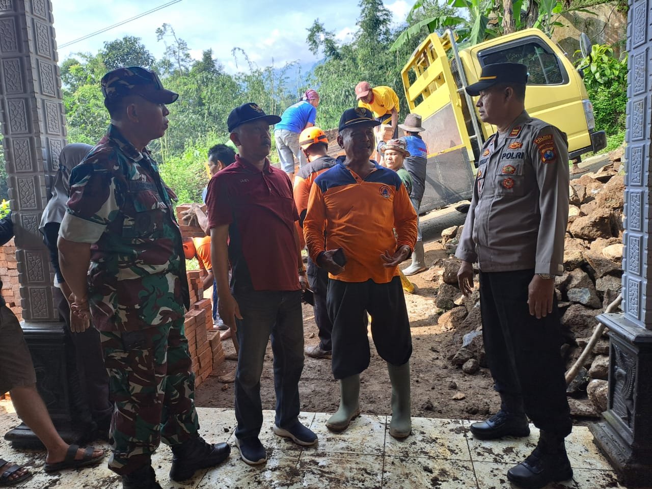 Tanah Longsor, Koramil Trawas Bareng Forkopimcam-BPBD & Relawan Bergerak Cepat