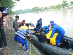 Tim SAR Ditpolairud Polda Jatim Berhasil Evakuasi 9 Motor dan Penumpang Perahu Tambangan Yang Tenggelam