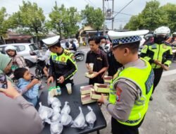Satlantas Polresta Mojokerto Sosialisasikan Tertib Berlalu Lintas Dengan Berbagi Takjil