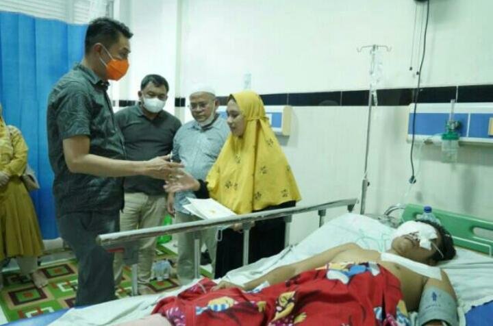 Pj.Muaro Jambi Bachyuni Jenguk Korban Terserang Beruang