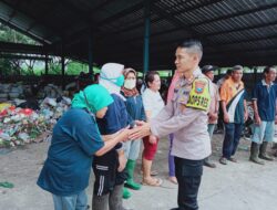 Polri Peduli, Polres Batu Berikan Bantuan Sosial Untuk Pekerja TPA di Junrejo