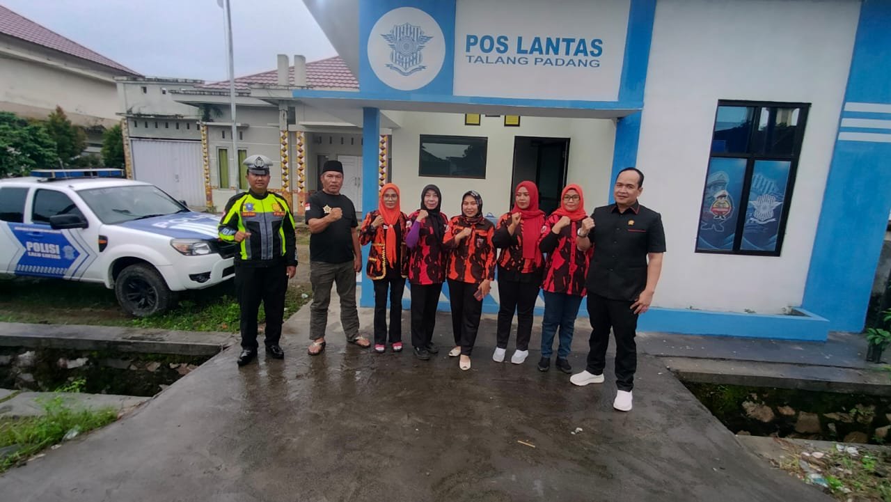 Jelang Berbuka Puasa Srikandi Pemuda Pancasila Gandeng Anggota DPRD Dan Kapospol Lantas Berbagi Takjil Untuk Pengguna Jalan